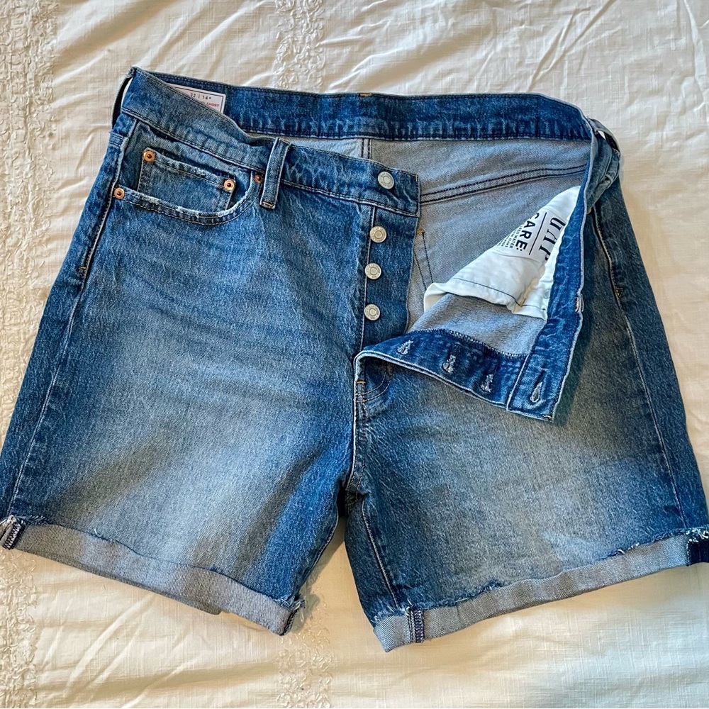 Gap cheeky midi 6" shorts, high rise, button fly, medium wash denim size 32